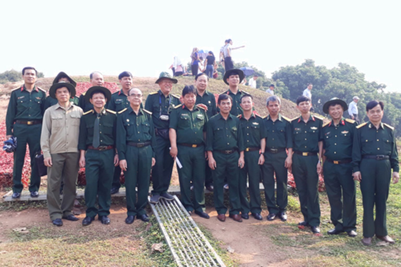 Các bác cựu chiến binh cùng nhau thăm lại chiến trường xưa