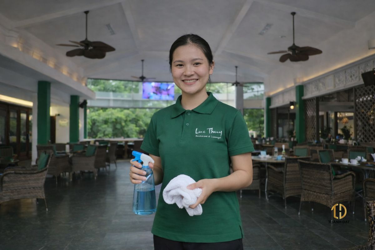Nhân viên nhà hàng Lục Thủy mặc áo polo đồng phục màu xanh tại Hà Nội
