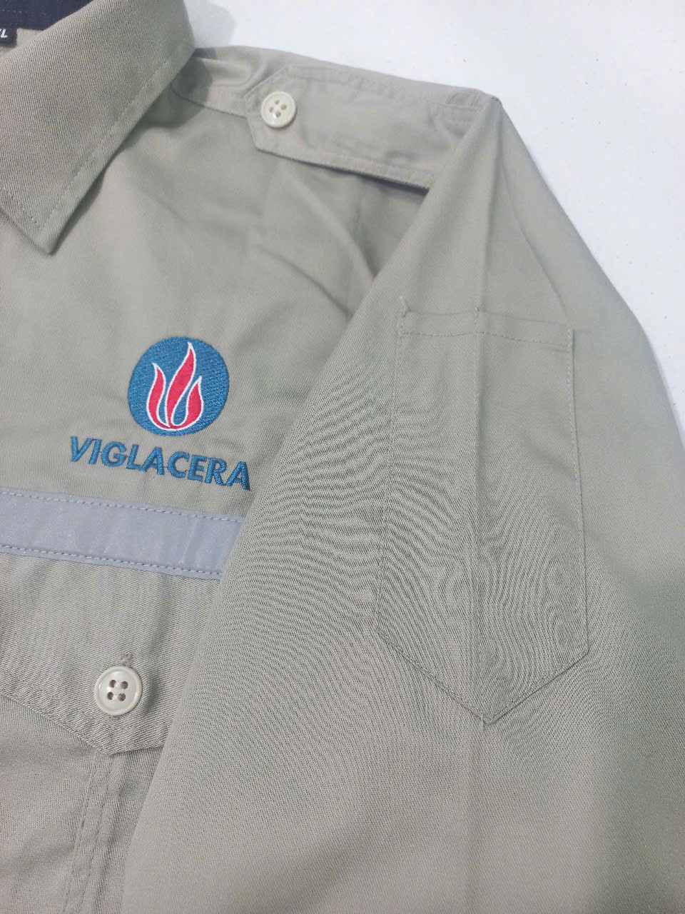 Logo Viglacera thêu trên ngực áo đồng phục