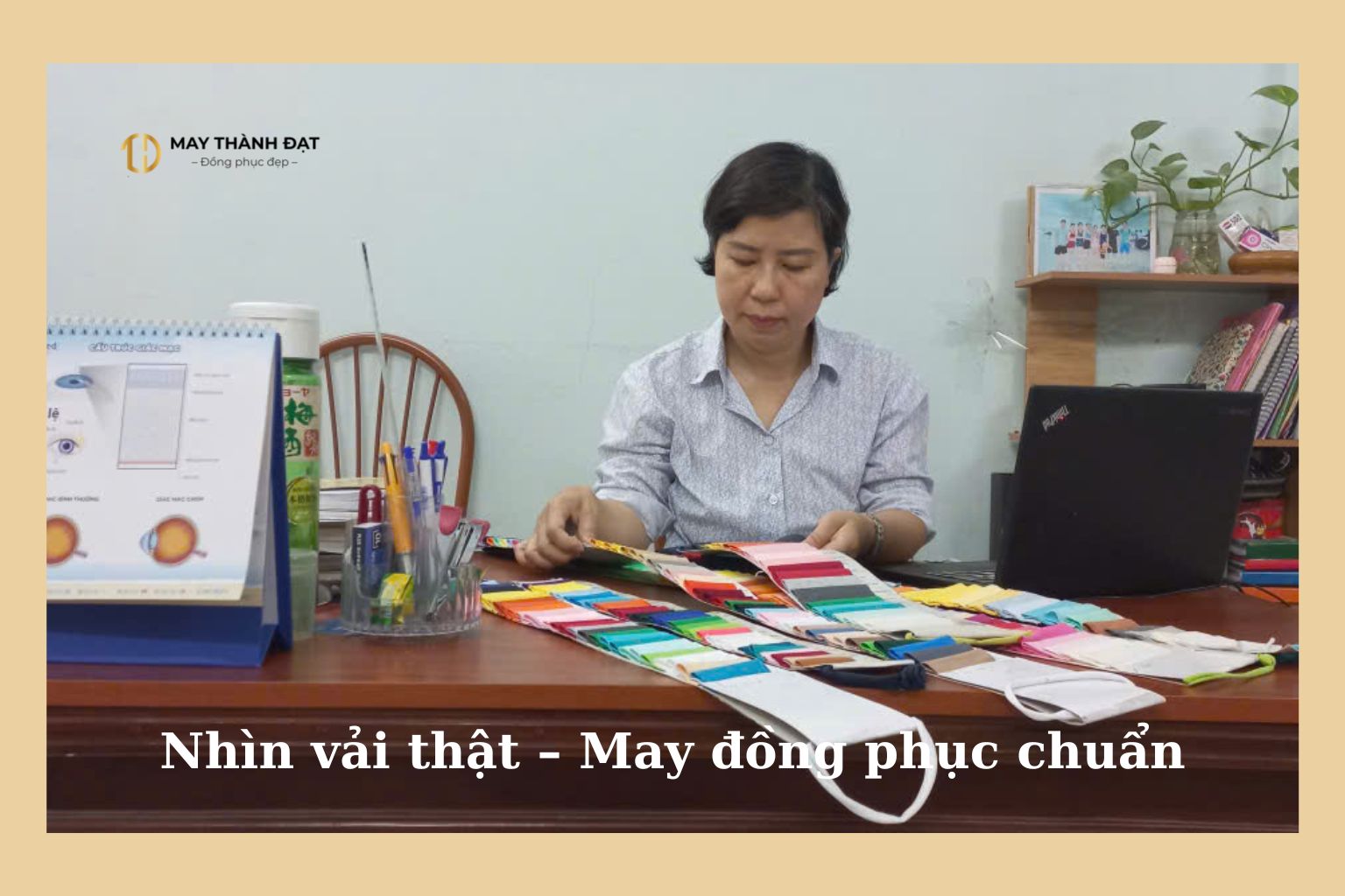 Khách hàng đang cầm mẫu vải để cảm nhận độ mềm và độ dày