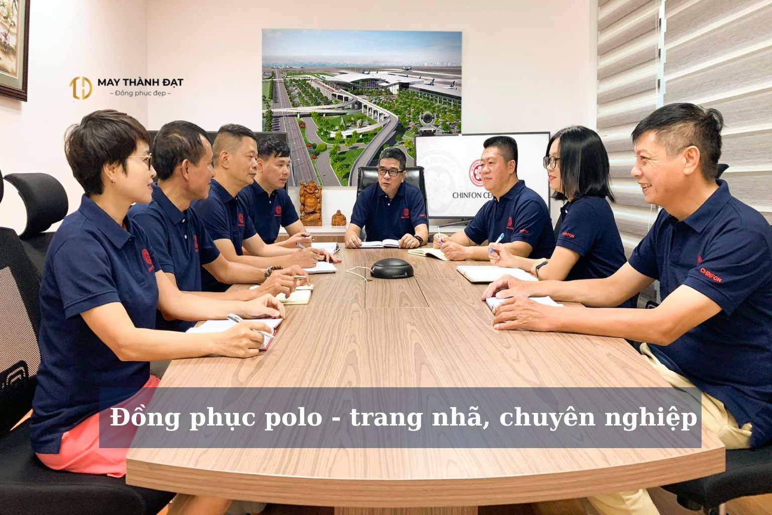 Nhân viên văn phòng mặc đồng phục polo đồng bộ do May Thành Đạt sản xuất