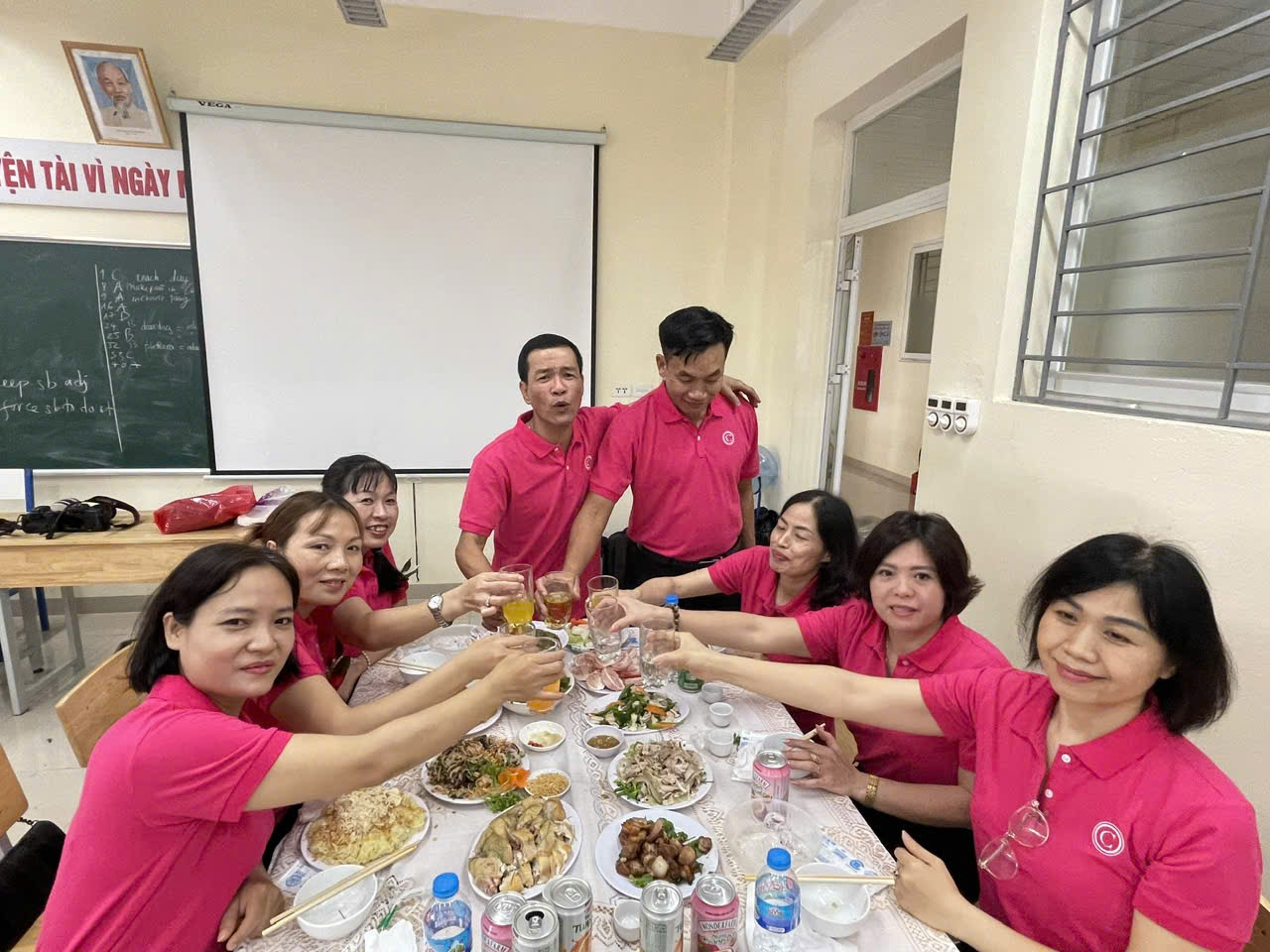 Thành viên lớp 12C mặc đồng phục trong bữa cơm thân mật dịp hội ngộ