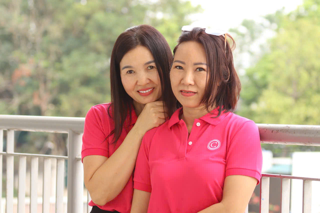 Cân cảnh chữ C thêu trên áo thun lớp 12C