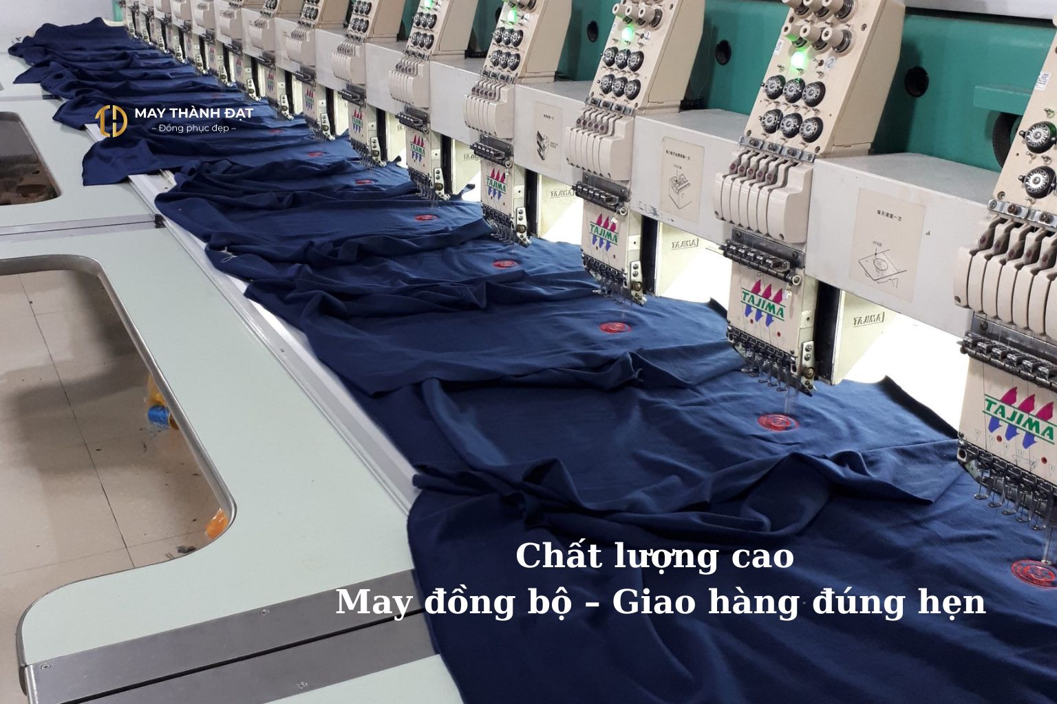 Máy thêu đang chạy logo đồng phục polo Chinfon tại xưởng May Thành Đạt