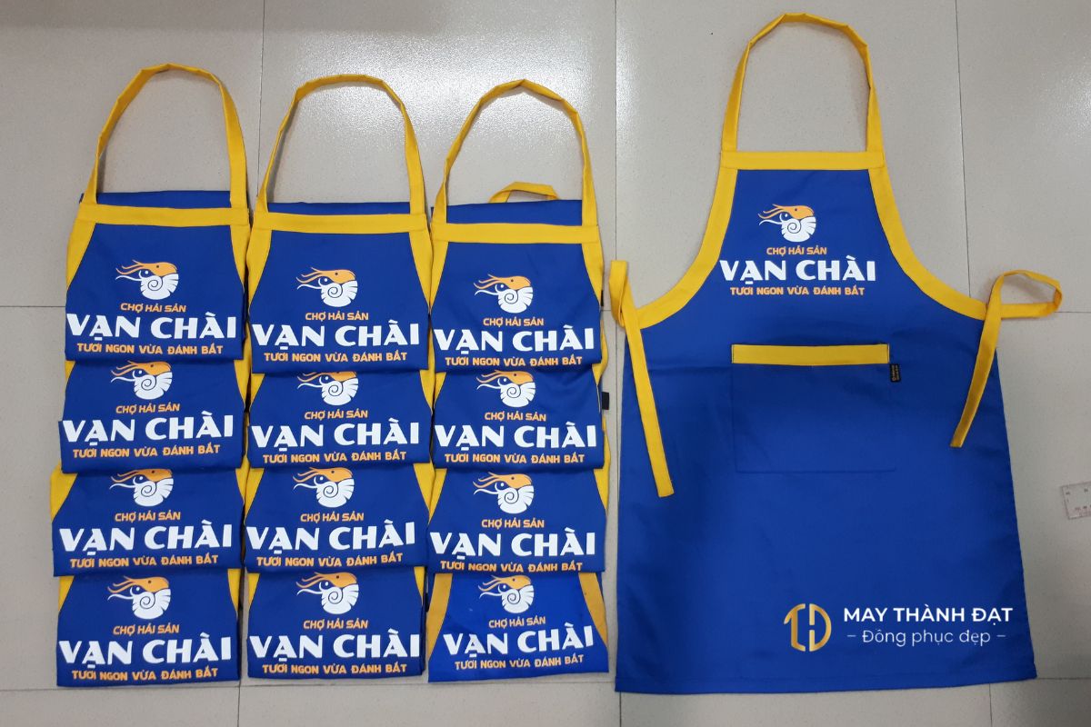 Tạp dề dạng yếm phối màu in logo giúp nhận diện tốt