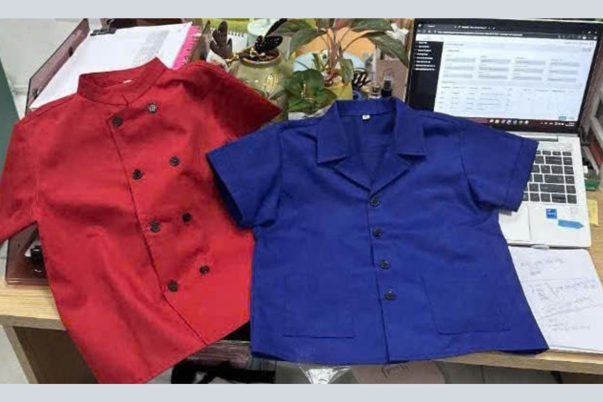 Áo mẫu đồng phục doanh nghiệp trong quá trình kiểm tra và duyệt mẫu tại xưởng