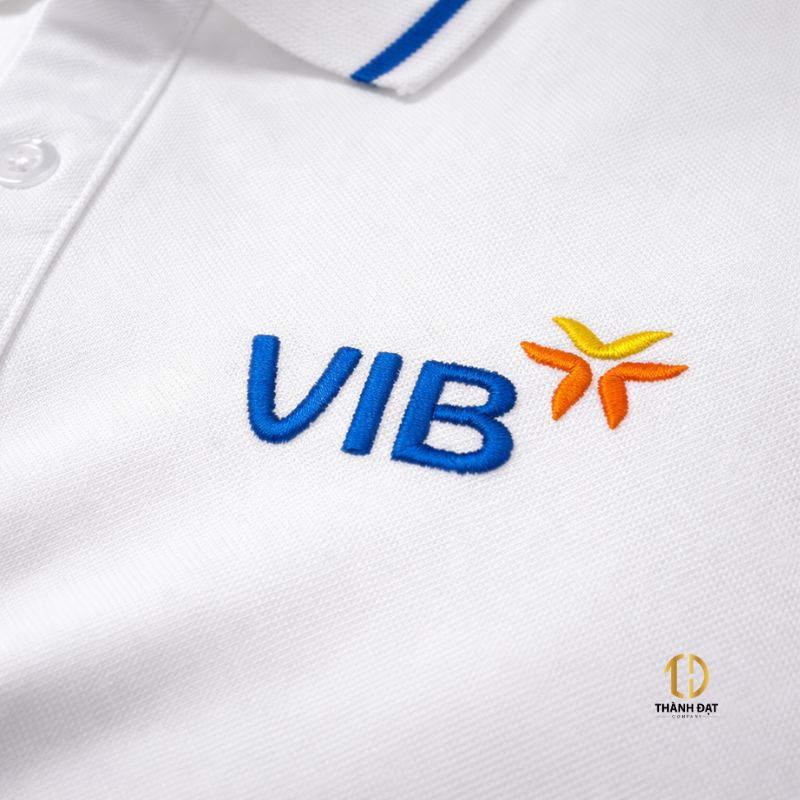 Chi tiết áo đồng phục công ty với logo thêu tại Hà Nội