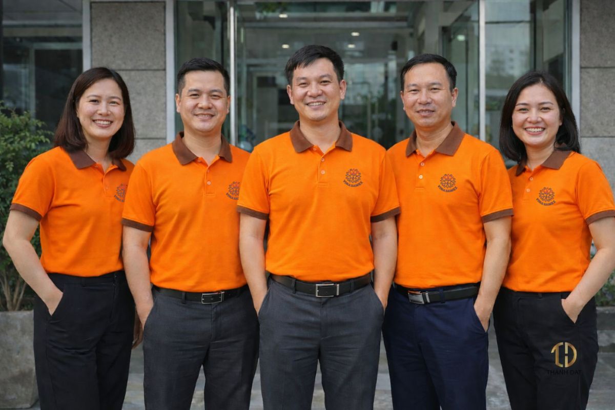 nhân viên mặc áo phông đồng phục vinasamex