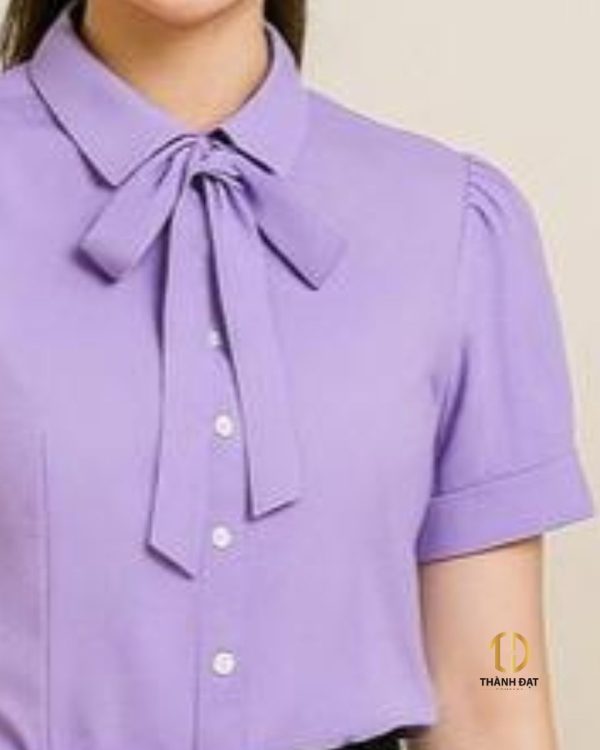 Cận chi tiết cổ nơ áo sơ mi đồng phục nữ