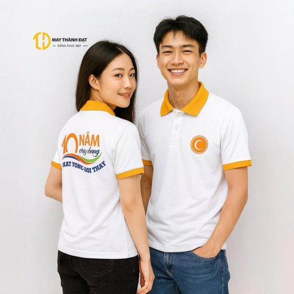 Áo cổ trụ màu trắng phối cổ vàng, in logo và slogan sắc nét