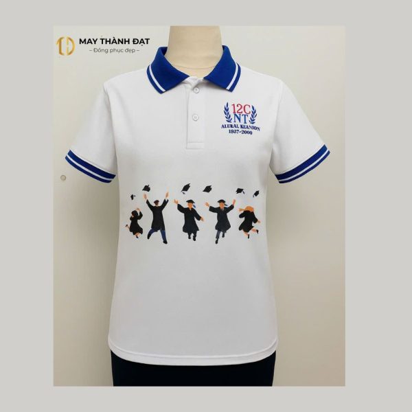 Mẫu áo nhóm lớp cổ trụ, màu trắng phối xanh, in tên lớp và hình ảnh lễ tốt nghiệp – thiết kế bởi May Thành Đạt.