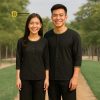 người mẫu mặc bộ bà ba đồng phục màu đen phối viền xanh rêu, dáng rộng, phù hợp nhân viên quán ăn