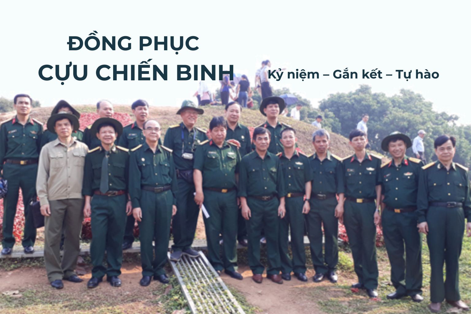 Ảnh nhóm cựu chiến binh mặc đồng phục xanh bộ đội do May Thành Đạt may, chụp tại điểm tham quan dịp 2/9
