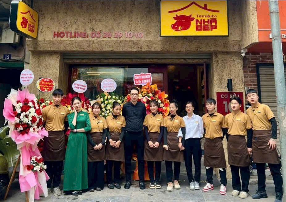 Nhân viên nhà hàng mặc đồng phục đẹp – chuyên nghiệp tại Hà Nội