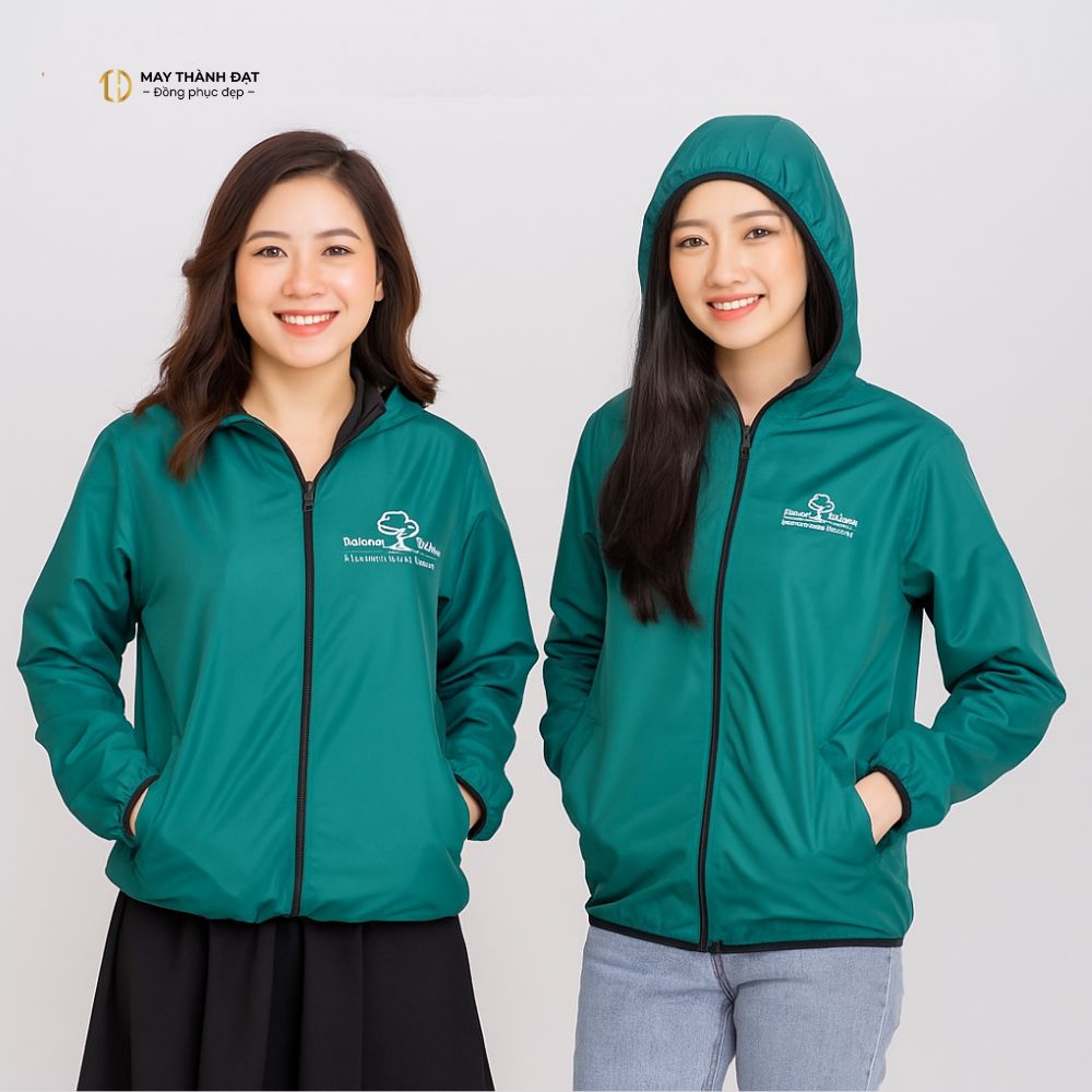 Áo khoác gió đồng phục màu xanh ve chai có mũ, thiết kế unisex, May Thành Đạt