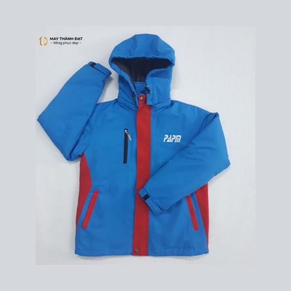 Đồng phục áo khoác 3 lớp màu xanh dương phối đỏ tại Hà Nội-ảnh chụp mặt trước áo