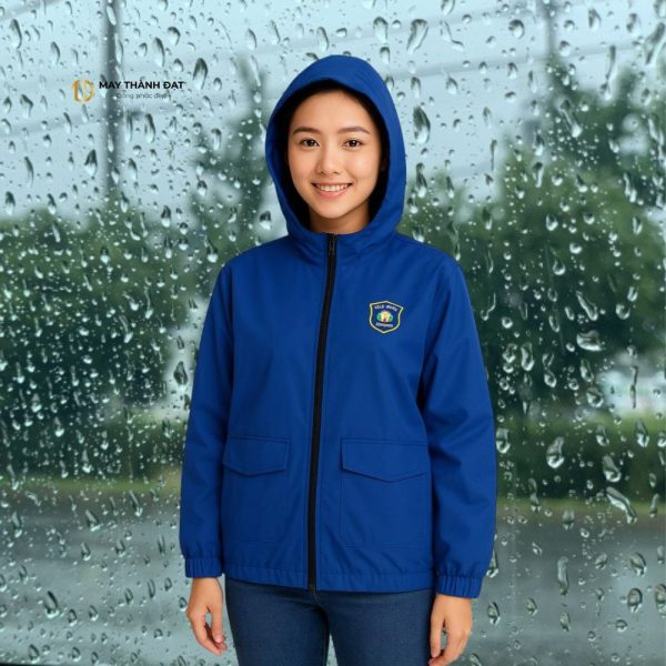 Áo khoác gió đồng phục xanh dương có mũ, thêu logo, mẫu chụp thực tế tại Hà Nội