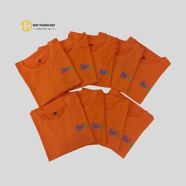 Bộ mẫu áo thun đồng phục màu cam cổ tròn cotton co giãn – May Thành Đạt Hà Nội.