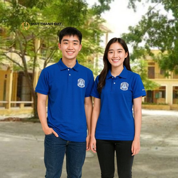 đôi bạn nam nữ mặc áo thun nhóm lớp xanh dương cổ bẻ có logo ngực – chụp tại sân trường