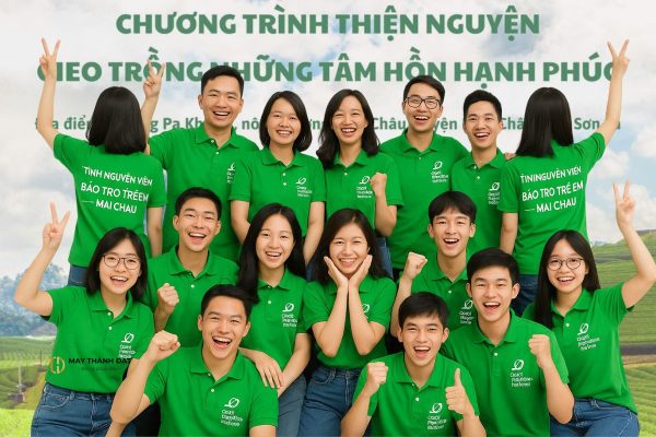 Nhóm bạn trẻ mặc đồng phục áo phông cổ bẻ màu xanh lá trong chương trình thiện nguyện của tổ chức