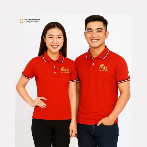 Áo phông đồng phục đỏ cổ viền thêu logo – May Thành Đạt Hà Nội