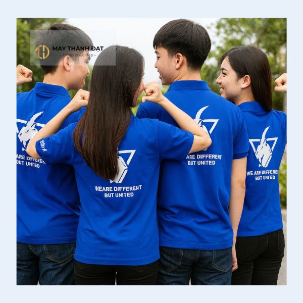 Nhóm học sinh quay lưng khoe slogan “We are different but united” trên áo