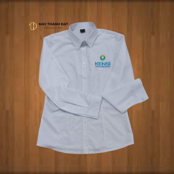 Áo sơ mi trắng đồng phục công sở thêu logo KENSI – sản phẩm thực tế của May Thành Đạt tại Hà Nội