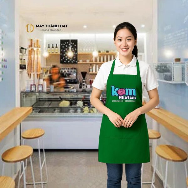 Người mẫu mặc tạp dề yếm màu xanh lá cho quán ăn tại Hà Nội