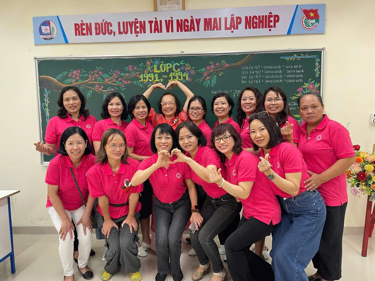 Nhóm bạn nữ lớp 12C tạo dáng trong lớp học cũ dịp kỷ niệm