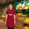 Người mẫu mặc áo phông đỏ đô đồng phục phục vụ kết hợp cùng tạp dề yếm