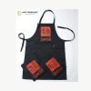 Tạp dề đồng phục màu đen chụp phẳng – in họa tiết đỏ nổi bật