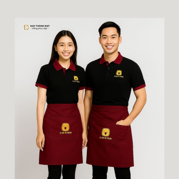 Hình ảnh nhân viên mặc tạp dề ngắn màu đỏ đồng phục nhà hàng Hà Nội