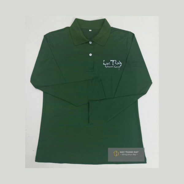 Ảnh chụp mặt trước áo phông polo đồng phục phục vụ nhà hàng tay dài màu xanh ve chai tại Hà Nội