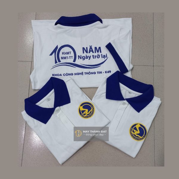 Ảnh chụp chi tiết mẫu áo phông đồng phục nhóm lớp cổ bẻ màu trắng viền xanh in logo – May đồng phục lớp Hà Nội