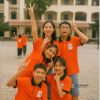 Nhóm học sinh mặc áo polo đồng phục nhóm lớp màu cam phối đen in mascot tại Hà Nội