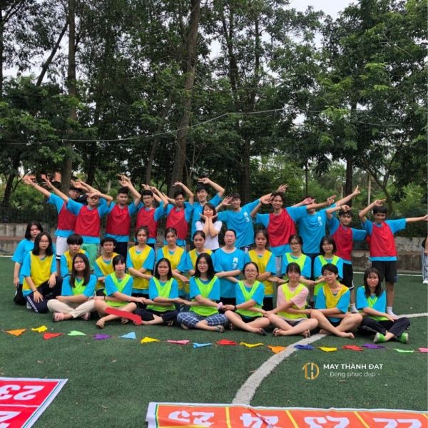 Tập thể lớp trong hoạt động ngoại khóa với mẫu áo đồng phục mát mẻ, ấn tượng