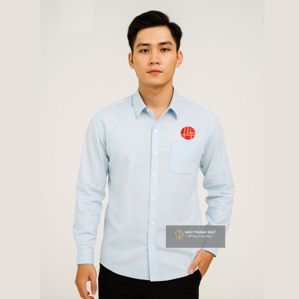 Người mẫu nam mặc sơ mi xanh nhạt dài tay | Đồng phục công sở Hà Nội