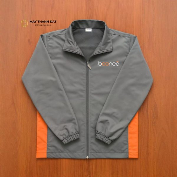 Áo khoác đồng phục Boonee màu xám phối cam của May Thành Đạt - ảnh chụp mặt trước