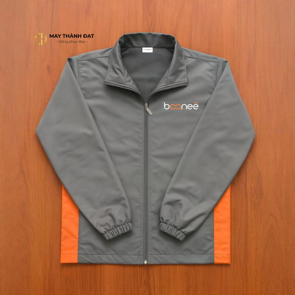 Áo khoác đồng phục Boonee màu xám phối cam của May Thành Đạt - ảnh chụp mặt trước