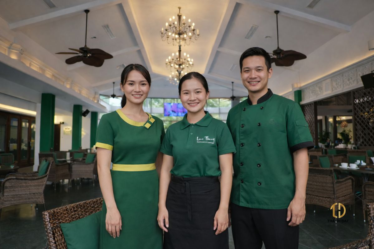 đồng phục nhà hàng Lục Thủy Hà Nội phân cấp phục vụ và bếp