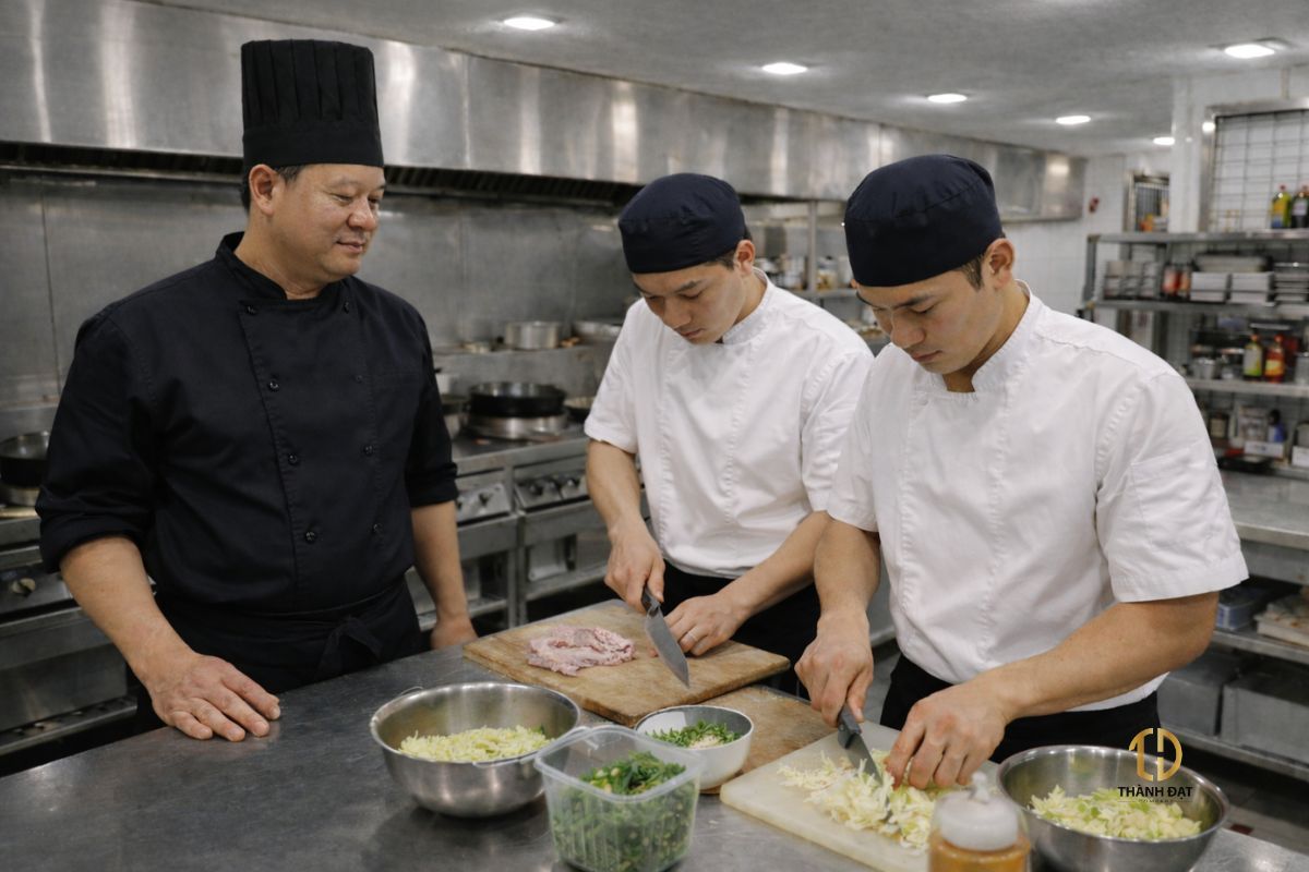 Đồng phục bếp nhà hàng chuyên nghiệp phân cấp bếp trưởng và phụ bếp tại Hà Nội