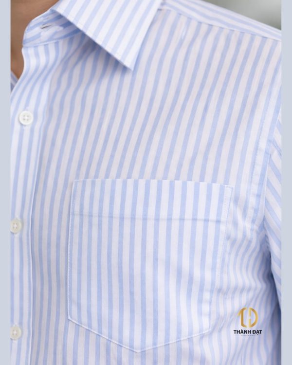 Cận cảnh chất liệu vải áo sơ mi đồng phục sọc xanh nhạt