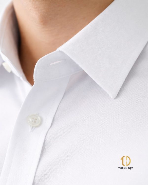 chi tiết cổ áo sơ mi đồng phục trắng