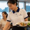 Đồng phục nhân viên nhà hàng áo polo trắng phối xanh navy mặc trên người mẫu